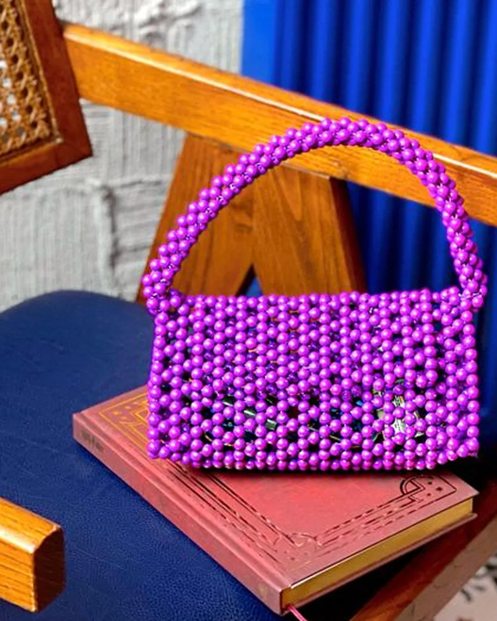 Sac à main entièrement tissé de perles, posé dans un intérieur